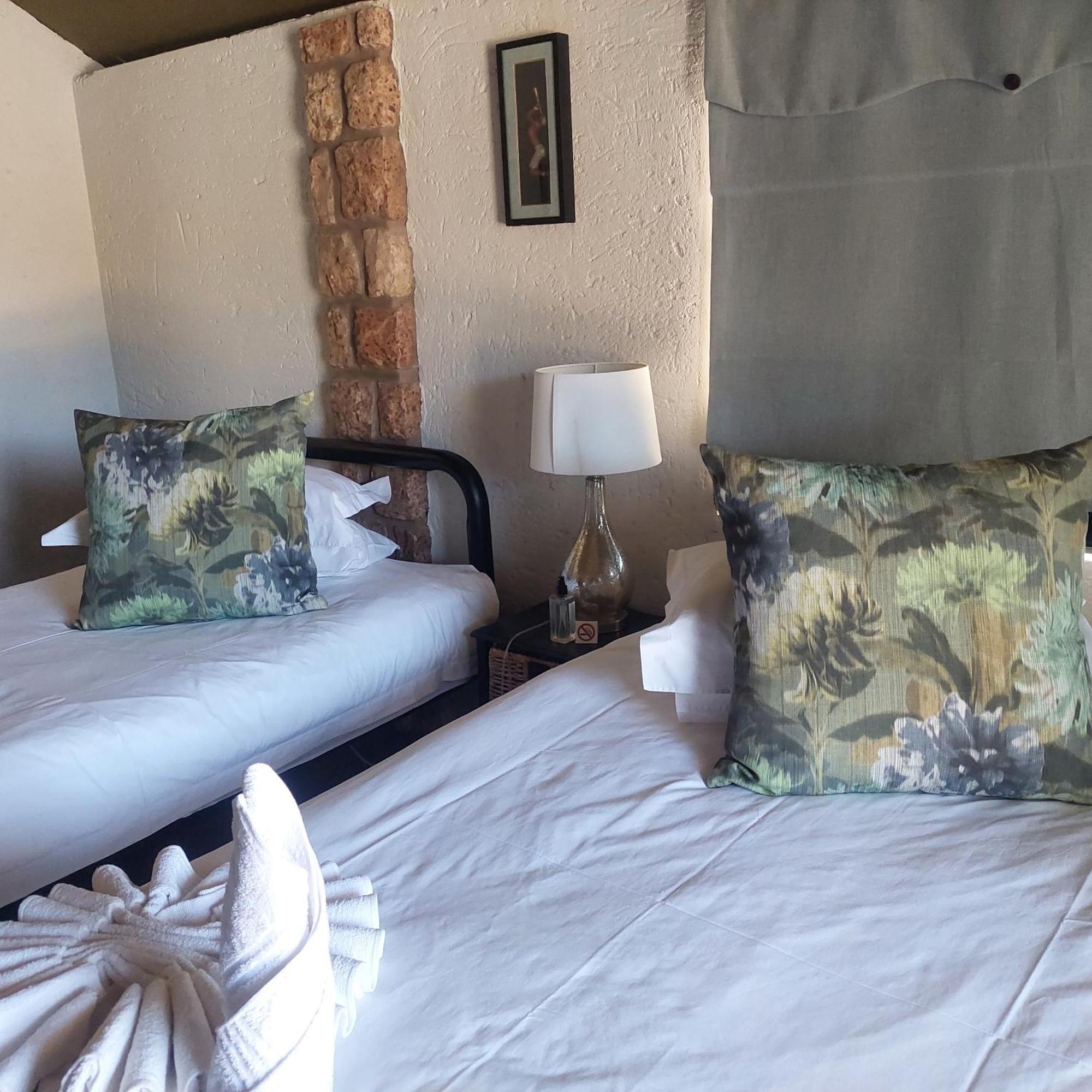 Torgos Lodge Koes Bagian luar foto